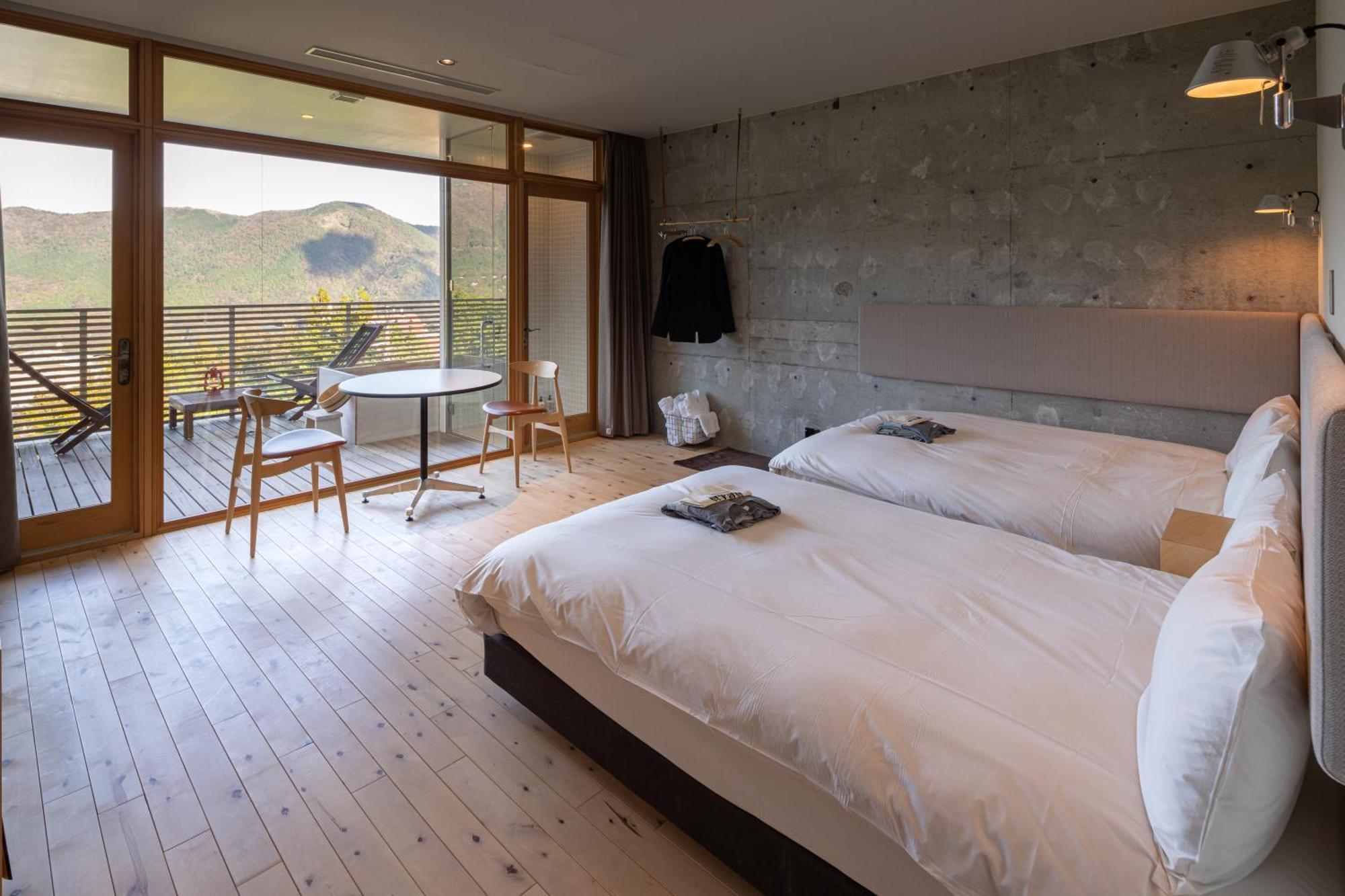 Hakone Honbako 箱根本箱 Quarto foto
